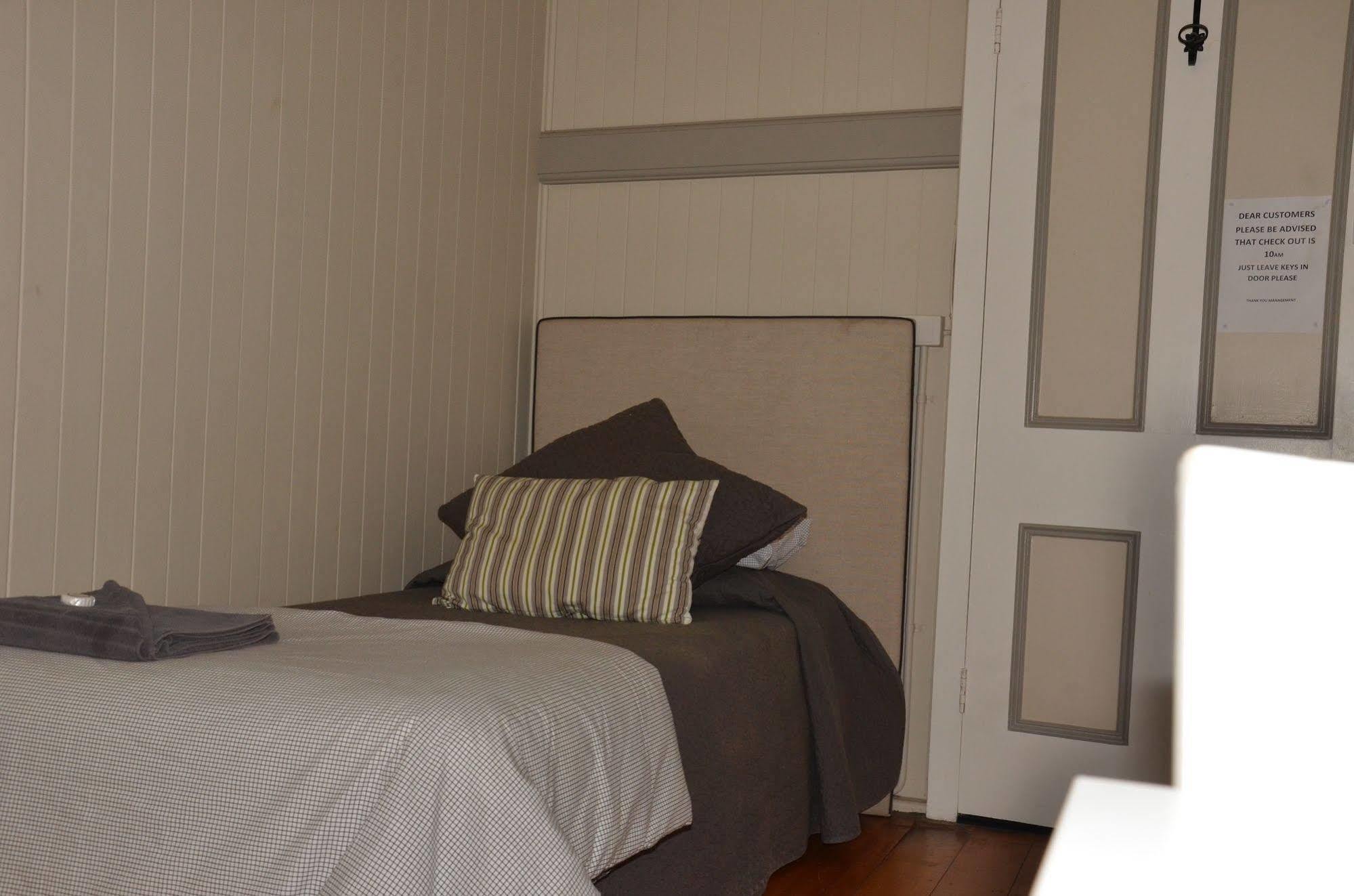 Royal Gatton Hotel Bagian luar foto