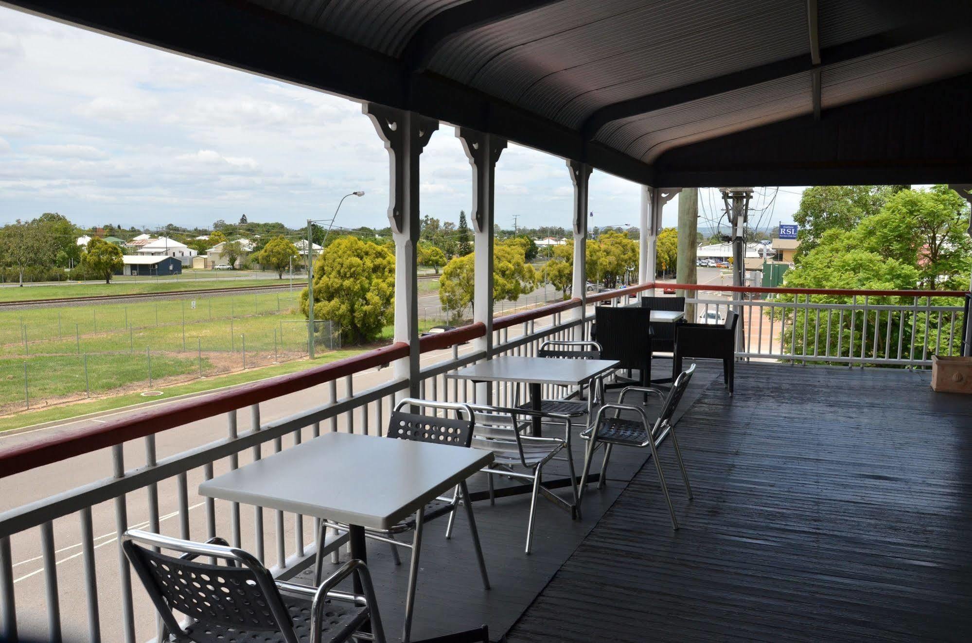Royal Gatton Hotel Bagian luar foto
