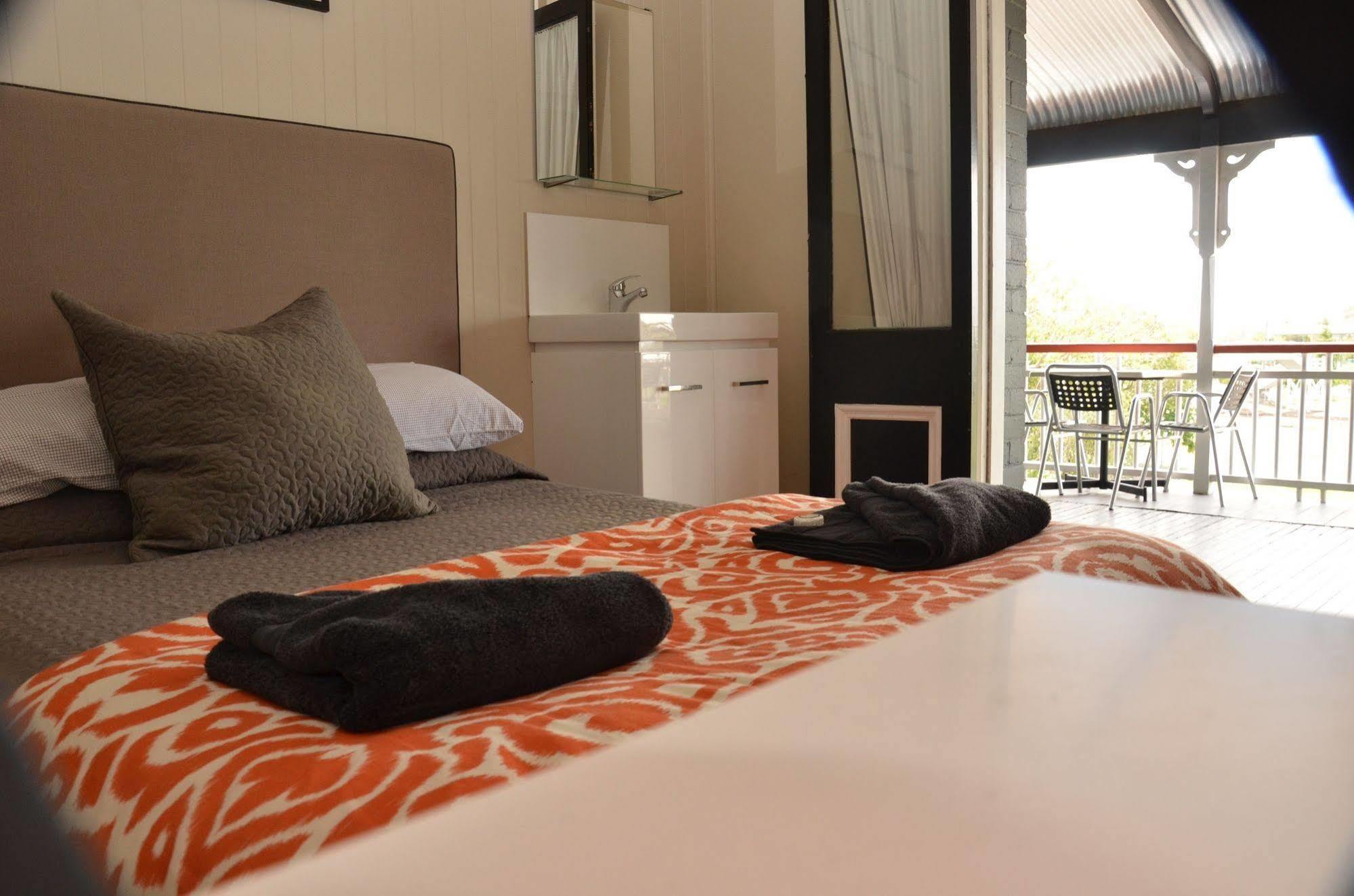 Royal Gatton Hotel Bagian luar foto