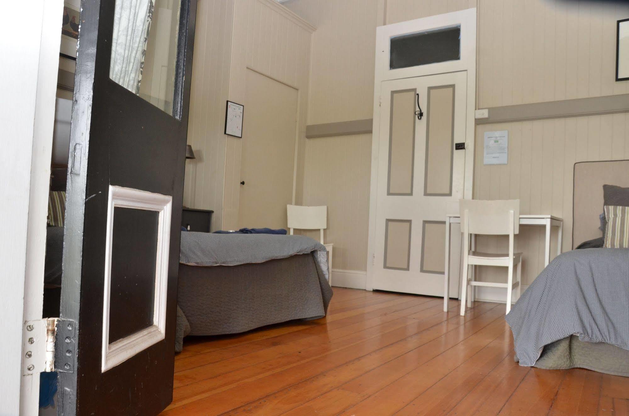 Royal Gatton Hotel Bagian luar foto