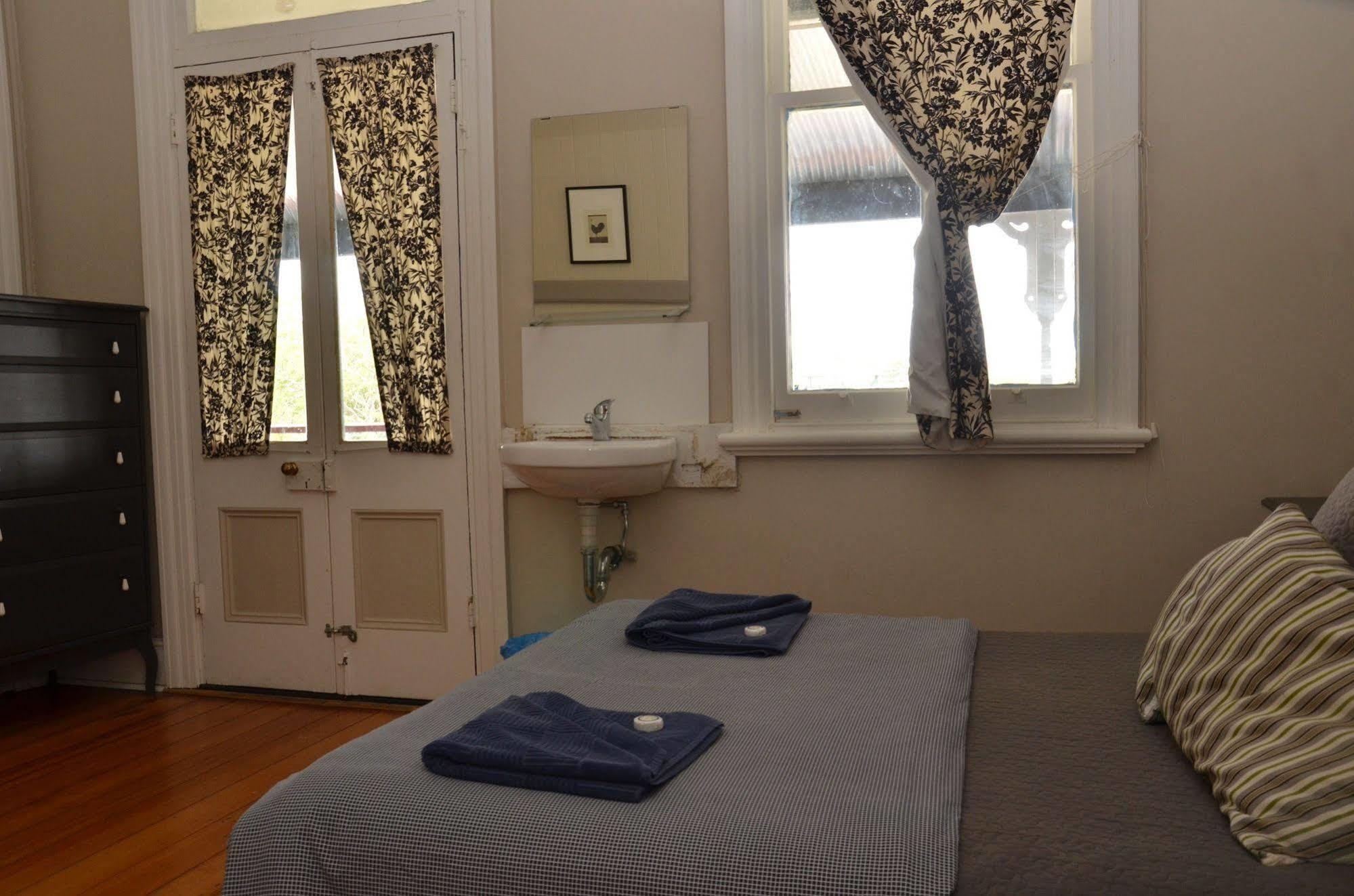 Royal Gatton Hotel Bagian luar foto