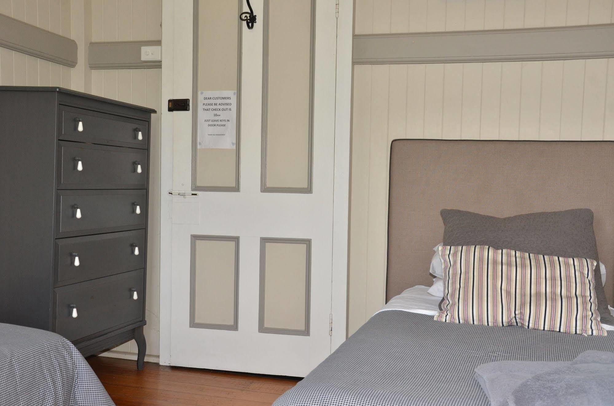 Royal Gatton Hotel Bagian luar foto